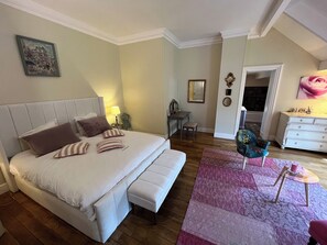 8 Schlafzimmer, Schreibtisch, Bügeleisen/Bügelbrett, Reisekinderbett