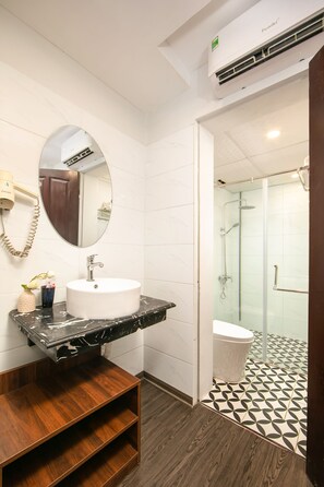 Shower, hair dryer, bathrobes, slippers - La Renta Premmier Hotel and Spa (Hanoi)