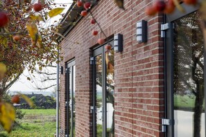 Exterior detail - Luxurious semi-detached 5-person holiday home by the water. (Roelofarendsveen)