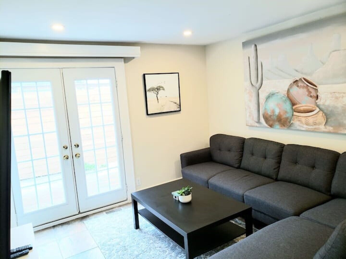 Home Away From Home! Entire  Large 2 Floor 5 Bedroom Home ,Free Parking - Burlington