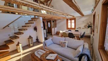 Fernseher, Kamin, Bücher