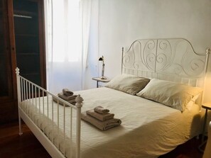 3 chambres, bureau, fer et planche à repasser, accès au Wi-Fi (inclus)