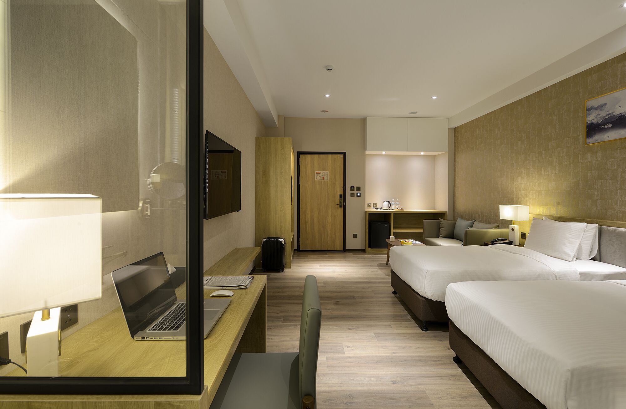 Minibar con artículos gratuitos y caja de seguridad en la habitación 