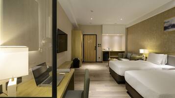 Minibar (inkludert), safe på rommet og skrivebord