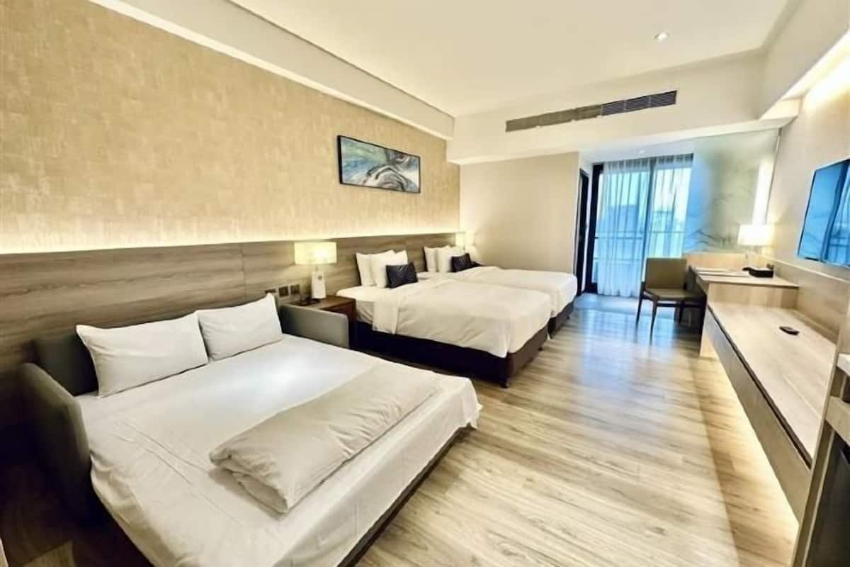 1 bedroom, free minibar, in-room safe, desk