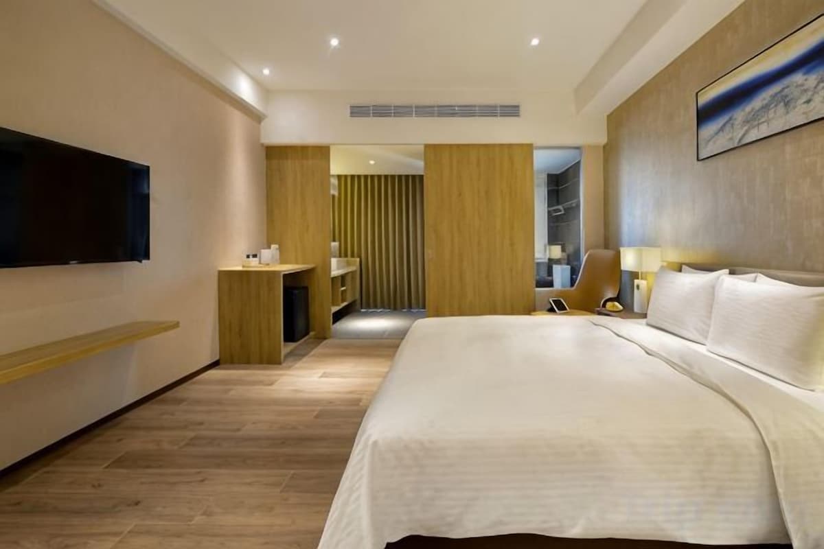 In-room safe, desk, laptop workspace, soundproofing