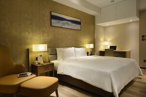 Minibar con artículos gratuitos y caja de seguridad en la habitación 