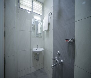 Shower, towels - Nadanam Inn (Puducherry)