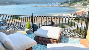 A balcony with wicker furniture and a view of the sea. - The Cliffs - Ria do Vicedo (O Vicedo)