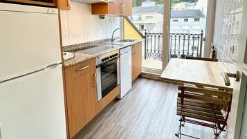 Jääkaappi, mikroaaltouuni, uuni, liesi