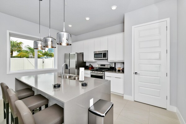 Réfrigérateur, un four, surface de cuisson, lave-vaisselle