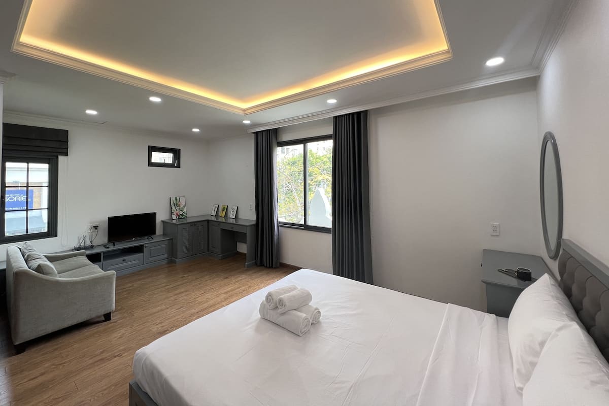 Grand Apartment | 1 bedroom, minibar, individually decorated, individually furnished