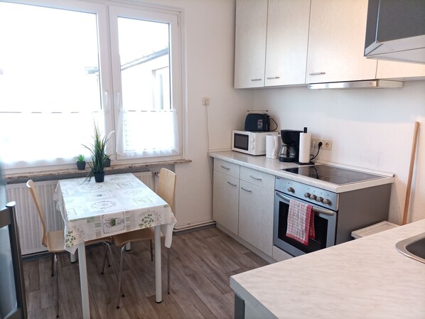 Kühlschrank, Ofen, Herdplatte, Geschirrspüler