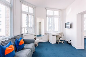 Smart TV, books - CENTRAL & BRIGHT APARTMENT IN SHOREDITCH  (London)
