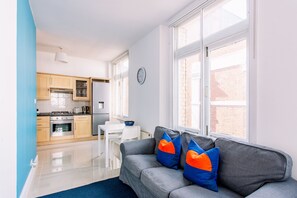 Smart TV, books - CENTRAL & BRIGHT APARTMENT IN SHOREDITCH  (London)