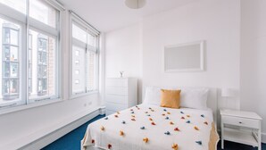 1 soverom, skrivebord, strykejern/-brett og reiseseng for barn