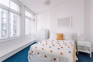 1 bedroom, desk, iron/ironing board, travel cot - CENTRAL & BRIGHT APARTMENT IN SHOREDITCH  (London)