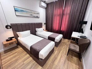 Classic-Zimmer | Hochwertige Bettwaren, Minibar, Zimmersafe, Schreibtisch