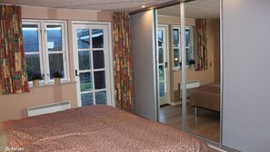 2 bedrooms, travel crib, free WiFi