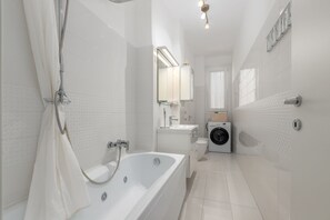 Bathtub, jetted tub, hair dryer, bidet - Marghera-Fiera | Netflix, Outdoor space, Jacuzzi (Milano)