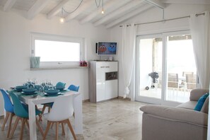 Apartamento panorámico | Zona de estar | Juguetes, libros