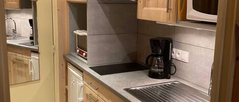 Kühlschrank, Mikrowelle, Herdplatte, Geschirrspüler