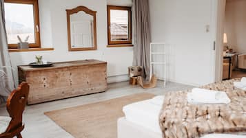 5 bedrooms, desk, iron/ironing board, travel crib