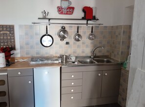 Køleskab, mikrobølgeovn, ovn, kogeplade