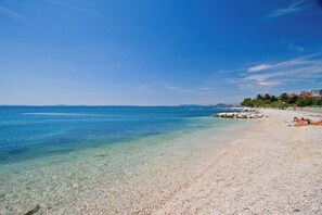Plage, chaises longues, serviettes de plage