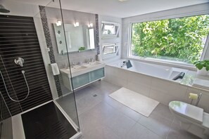 Ensemble douche/baignoire, articles de toilette écologiques