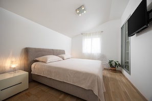 10 bedrooms, in-room safe, desk, iron/ironing board