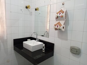 Chuveiro, secador de cabelo, toalhas de banho, sabonete