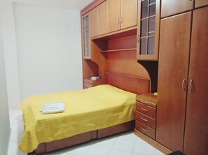 2 quartos, escrivaninha, ferros/tábuas de passar roupa