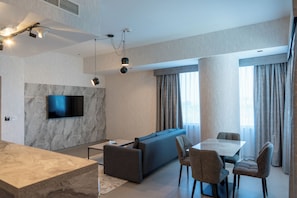 Habitació executiva | Sala d'estar | Televisor de pantalla plana de 43 polzades amb canals digitals