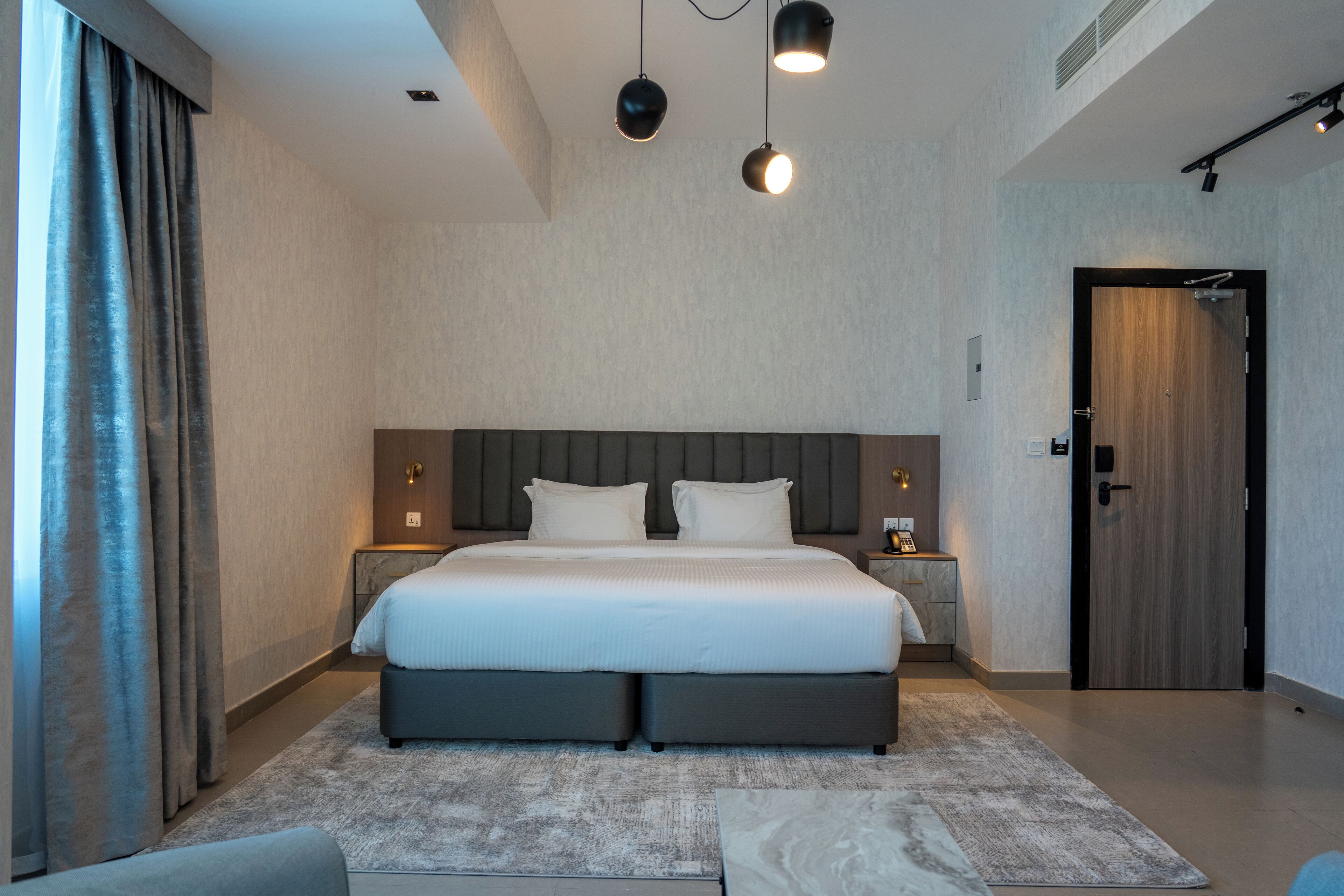 Vogo Executive - King Bed | 埃及棉床单、高档床上用品、加厚床垫、迷你吧