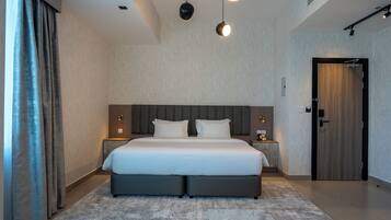 Vogo Executive - King Bed | 埃及棉床单、高档床上用品、加厚床垫、迷你吧