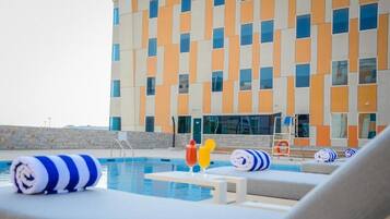 Ulkouima-allas, aurinkotuoleja