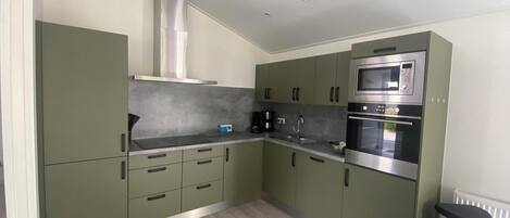Fridge, dishwasher, coffee/tea maker