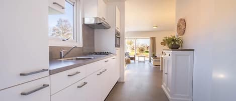 Fridge, dishwasher, coffee/tea maker