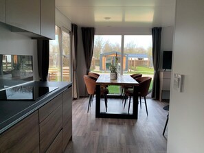 Kylskåp, mikrovågsugn, diskmaskin och kaffe- och tebryggare