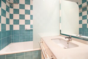 Badewanne, Haartrockner, Handtücher