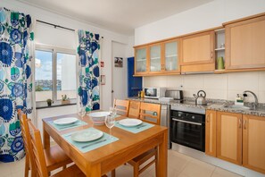 Fridge, microwave, oven, stovetop - Great location in Portimão and enjoy the view from the balcony (Portimão)