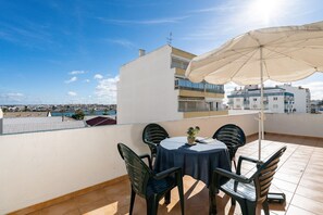 Outdoor dining - Great location in Portimão and enjoy the view from the balcony (Portimão)