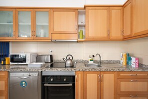 Fridge, microwave, oven, stovetop - Great location in Portimão and enjoy the view from the balcony (Portimão)