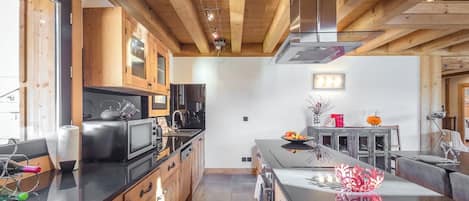 Kühlschrank, Ofen, Geschirrspüler, Wasserkocher mit Kaffee-/Teezubehör