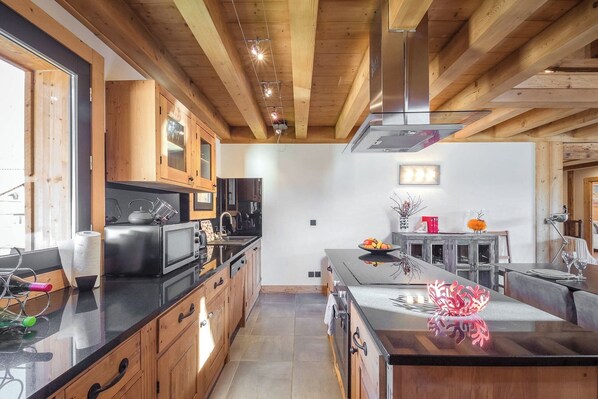 Réfrigérateur, four, lave-vaisselle, cafetiÚre/bouilloire