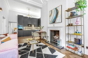 TV, fireplace - Luxury Flat in Chelsea (London)