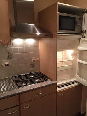 Réfrigérateur, micro-ondes, four, plaque de cuisson