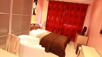 1 chambre, bureau, fer et planche Ă repasser, lit parapluie