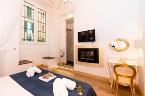 Room | Soundproofing, free WiFi - Roma Charming Rooms (Rome)